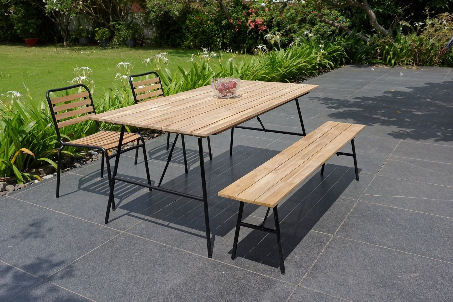 Tuintafel VERNON - acaciahout - staal - naturel - zwart